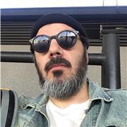 Profesor universitario de artes musicales, realiza clases de teclado, piano y melódica